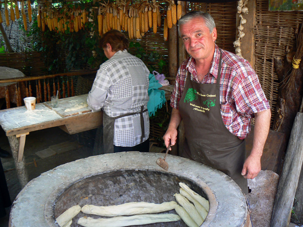 Baking fresh bread in a ceramic oven call a tone. Photo: Martin Klimenta