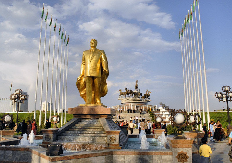 An early golden statue of Turkmenbashi, Turkmenistan’s former president (Ashgabat, Turkmenistan). Photo credit: Ana Filonov