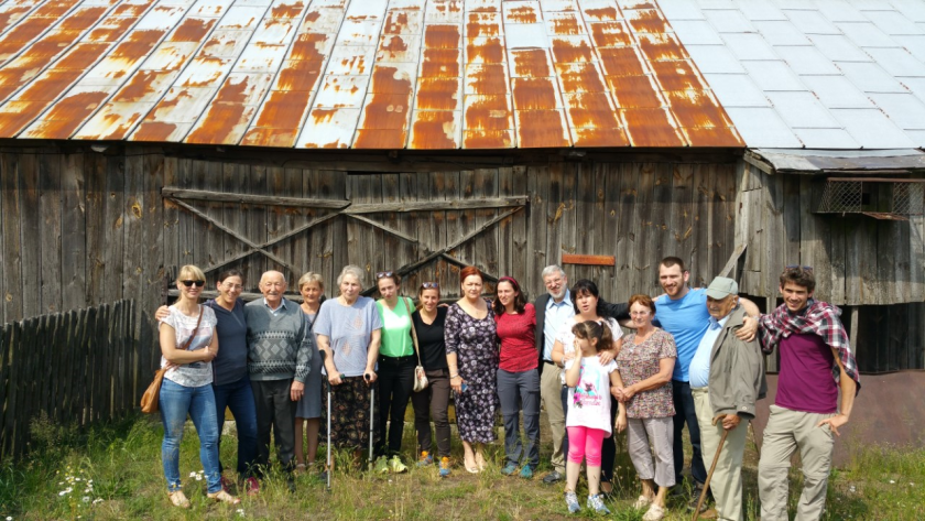 Karen’s husband, Schlomo (7th from right), poses with the descendants of the Polish family that risked their lives to hide his parents. Photo: Karen Treiger