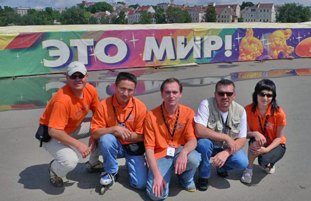 Our 2007 MIR crew truly ran the distance to make the Blue Planet Run a success (BTW, the sign says ‘MIR.’) Photo credit: Douglas Grimes